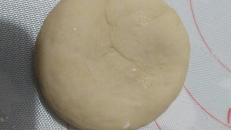糖三角,将擀好的面团分成剂量大小的小面团,揉圆,按压。(这一步拍的图有点少)