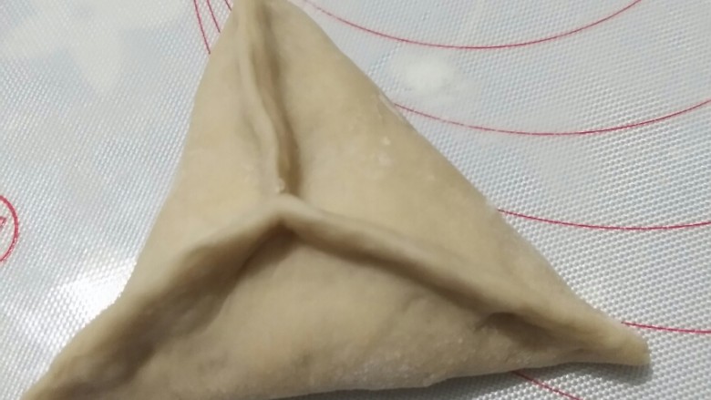 糖三角,封口,捏结实。