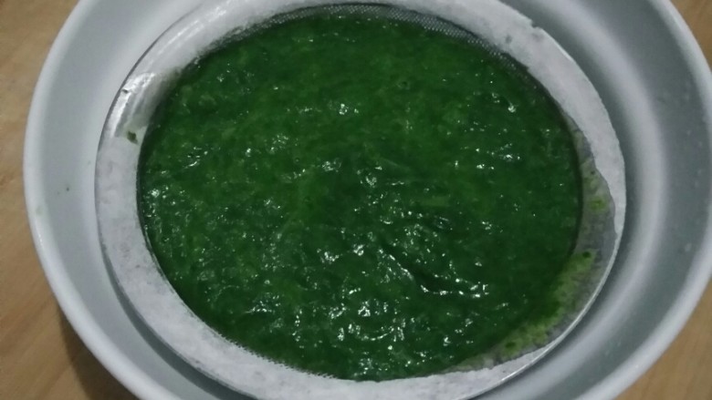 蔬菜小花卷,菠菜汁过滤,防止有茎,口感不好。