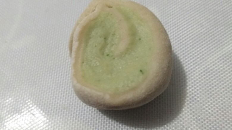 蔬菜小花卷,将卷好的面团切块,放锅蒸。