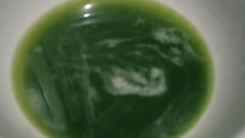 高颜值超简单的花形馒头,过滤后的菠菜汁,这样口感会更细腻。