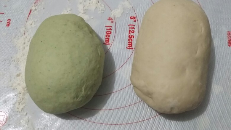 高颜值超简单的花形馒头,在案板上撒面粉(防粘),放上醒发的面团。