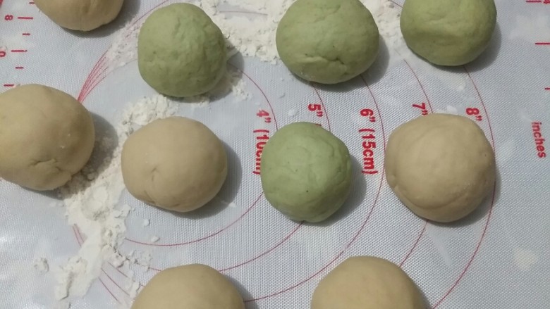 高颜值超简单的花形馒头,将面团分成大小均匀的小面团,并揉圆。