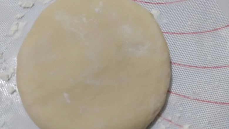 高颜值超简单的花形馒头,取揉圆的面团,用手掌按压。