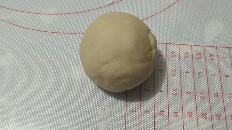 荷叶饼,揪成大小均匀的小块,并揉成圆形。