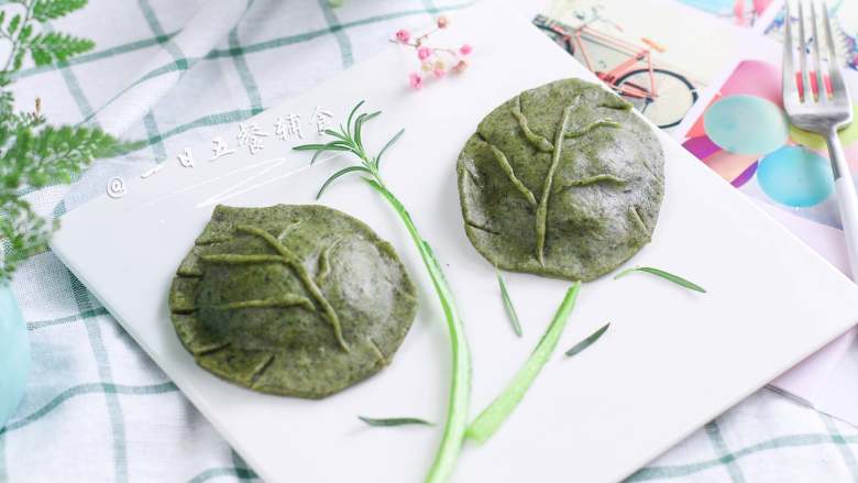 树叶蒸饺,吃饭是一件顺其自然的事情,吃多了不必欣喜,吃少了不必发愁。小柚子会说:妈妈宝宝不爱吃青菜。我回他:恩,我知道了。明天他又会跟我说:妈妈,宝宝最喜欢吃青菜。我:恩,那你多吃点。他的想法经常变,今天喜欢吃肉,明天很可能不爱吃肉,好像喜不喜欢都是看心情。不管他如何表现出不喜欢或者说出不喜欢,我不会在他面前提任何他不爱吃什么的话,不想加强他挑食厌食的观念。