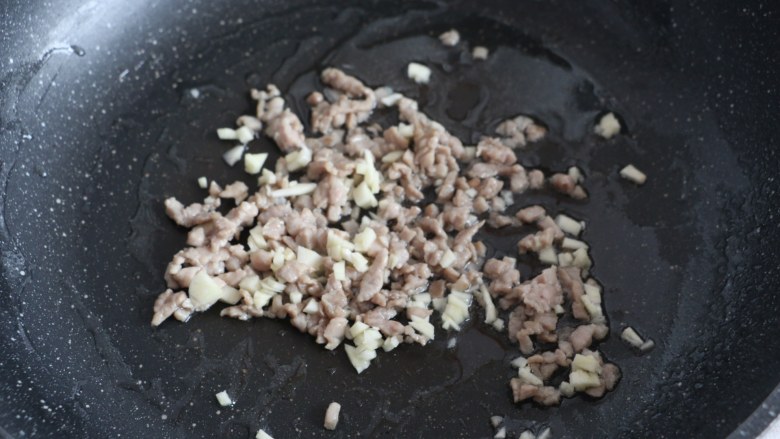 咕咾汁意面,肉丁变色后,加入蒜末翻炒。