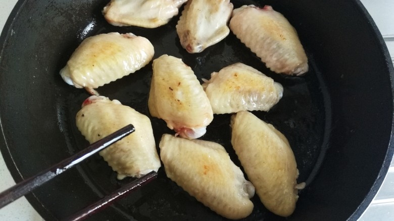 照烧柠檬鸡翅,中小火慢慢煎制,一面煎后翻面再煎另一面。