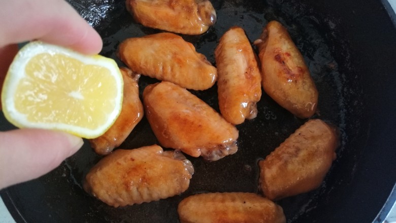 照烧柠檬鸡翅,往鸡翅上挤入适量柠檬汁,即可装盘。