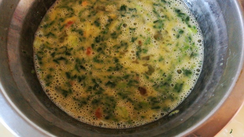 春季养肝,香椿芽鸡蛋饼,搅拌均匀