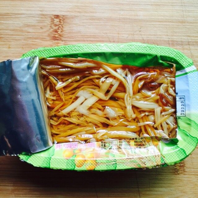 #菌类料理#金针菇拌海蜇,即食金针菇一盒,包装盒上有条形码所以就这样拍一张