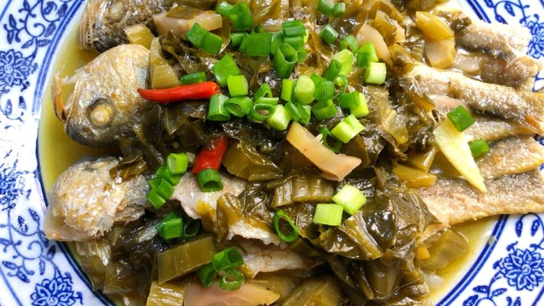 糟菜烧小黄鱼,出锅装盘,撒上葱花