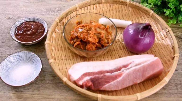 惹味晚餐泡菜炒五花肉，开胃下饭，告诉你今天吃什么好吃,食材图