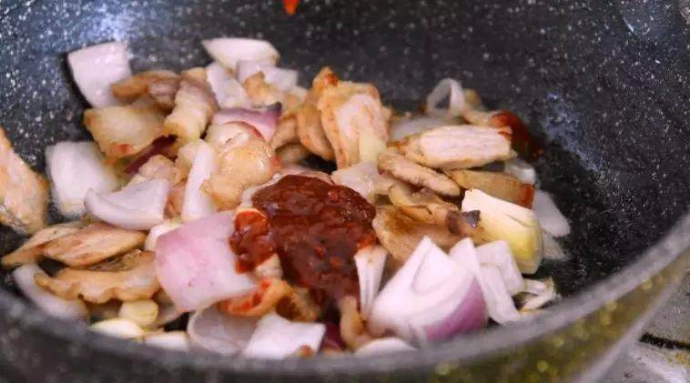惹味晚餐泡菜炒五花肉，开胃下饭，告诉你今天吃什么好吃,再加入<a style='color:red;display:inline-block;' href='/shicai/ 8426'>韩式辣酱</a>，炒至上色 