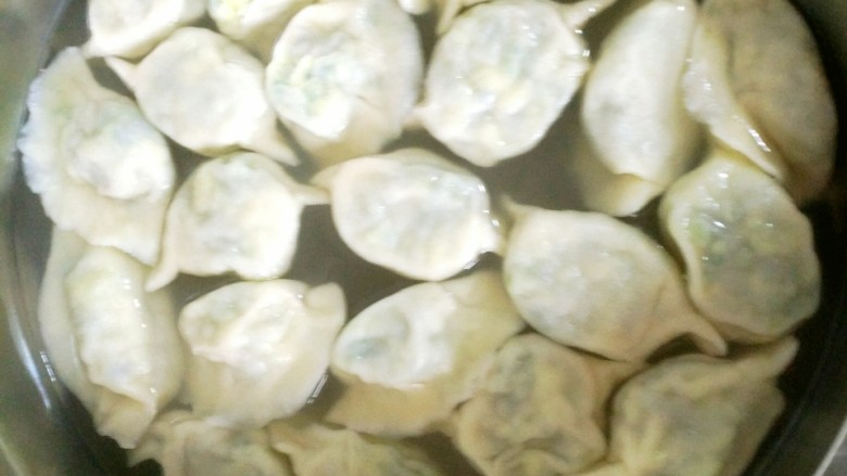 韭菜鸡蛋饺子,饺子浮出水面,在煮三分钟即可