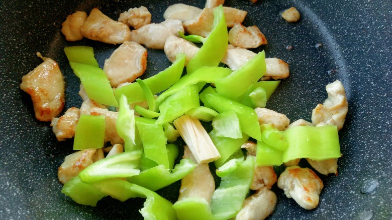 鸡胸肉青椒炒腐竹,炒至鸡胸肉变色后放入青椒