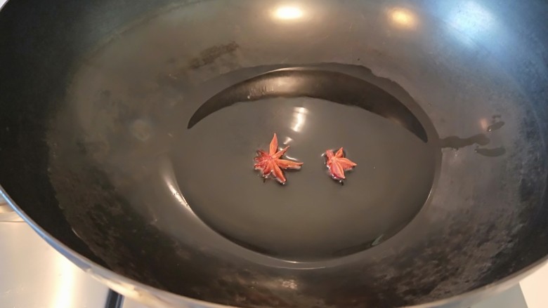 红烧排骨,放入八角炒香。