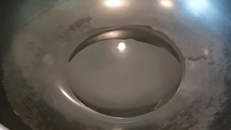 红烧排骨,锅中放入适量油烧热。