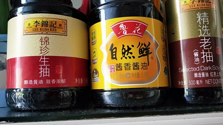 红烧排骨,<a style='color:red;display:inline-block;' href='/shicai/ 692'>酱油</a>，生抽，<a style='color:red;display:inline-block;' href='/shicai/ 762'>老抽</a>准备好。