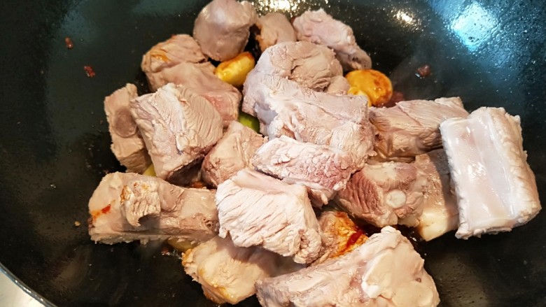 红烧排骨,排骨翻炒均匀。