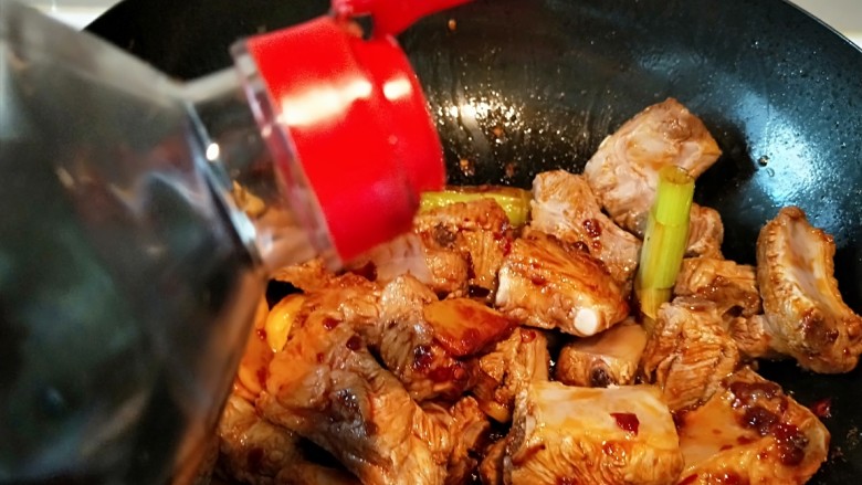 红烧排骨,排骨炒到外皮金黄，倒入生抽。