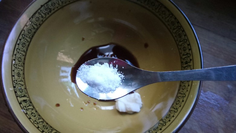 热气腾腾的阳春面,适量的盐,耗油本身自带咸味,所以这一步可加可不加,完全依个人口味而定。