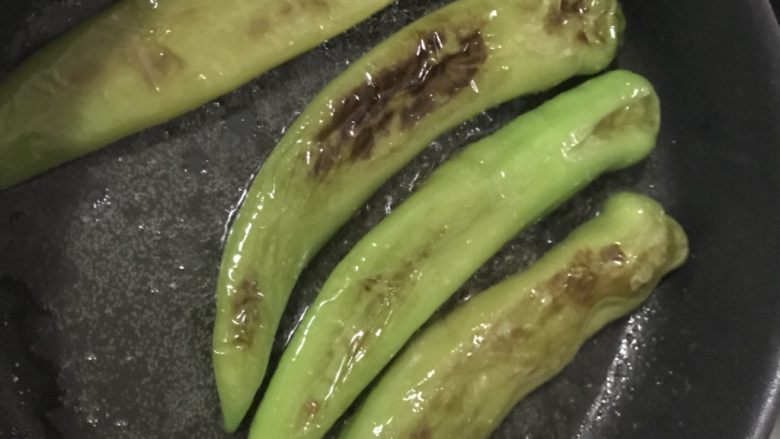虎皮叠三层肉,这时青椒已经剪至八成熟！