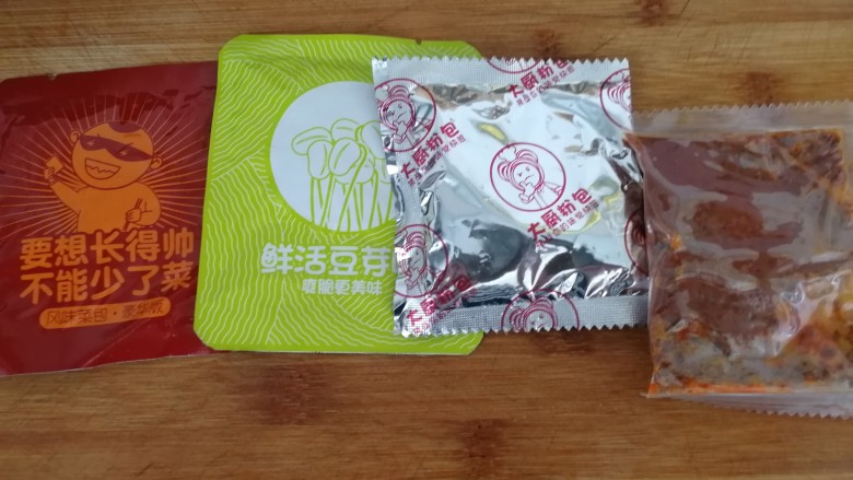 四川火锅粉&手工鲜粉,四川火锅调料：豆芽菜，海带，调料包，辣料包。没有料包可以用川崎火锅底料代替。