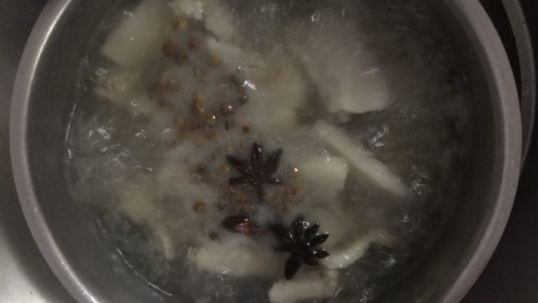 虎皮叠三层肉,开水煮沸后，放花椒，八角少许！三层肉下锅！一分钟出锅！