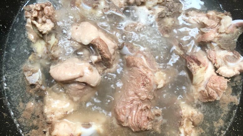 海带大骨汤,大骨煮出血末,关火