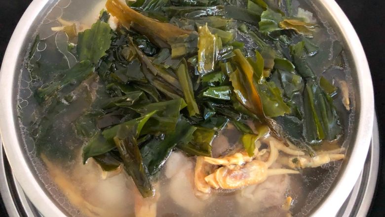 海带大骨汤,炖好加入海带,继续再炖30分钟