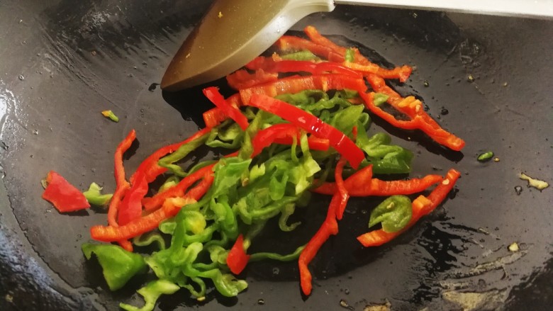 菌类料理+木耳平菇炒鸡蛋,从新开火,锅里放油,八分热放入青红辣椒翻炒