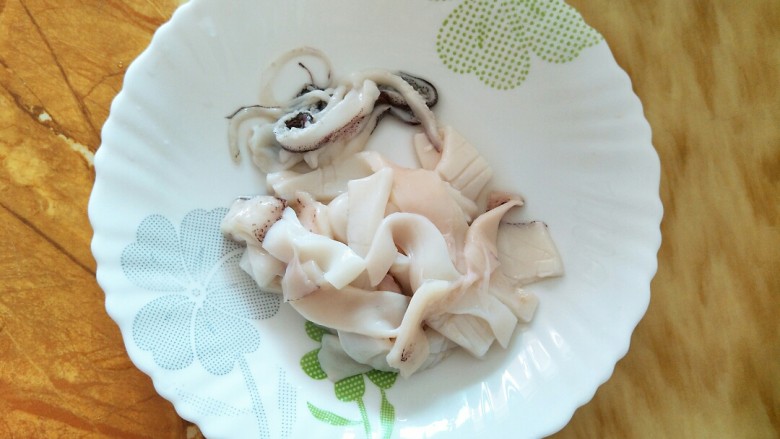 双椒炒鱿鱼🐟,鱿鱼去皮切花。我不会切,切的不好。哈哈哈,随便切