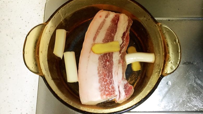 梅菜扣肉,五花肉洗净冷水下锅,放入姜片3片,大葱段3段,<a style='color:red;display:inline-block;' href='/shicai/ 718'>料酒</a>1勺。