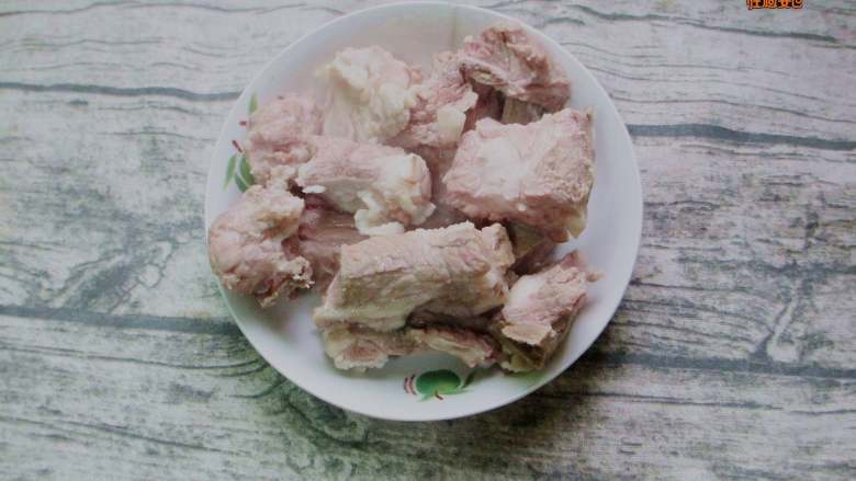 七喜柠檬排骨煲,大火煮开后、撇去浮沫,捞出备用