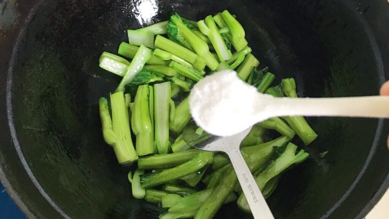 菜蕻腐皮卷,翻炒片刻后加入适量盐,翻炒至熟,可以加入少许清水