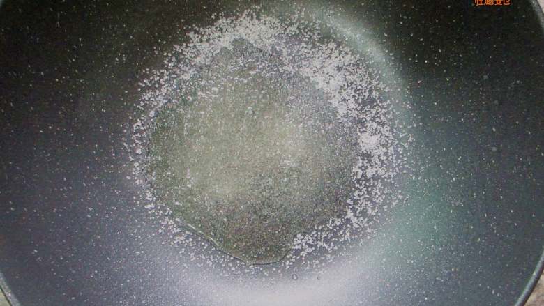 七喜柠檬排骨煲,白砂糖加少量的水和油,大火融化,转小火,不停搅拌,熬至焦糖色
