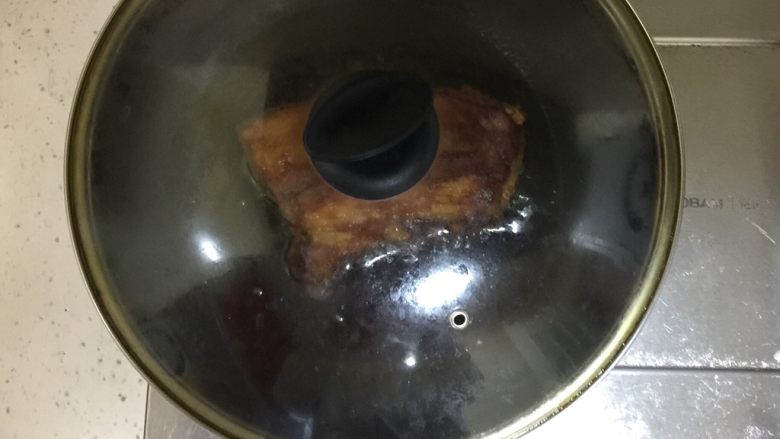 梅菜扣肉,注意将肉下油锅时要立即盖上锅盖,以免油四处飞溅,一定要小心不要被烫伤。