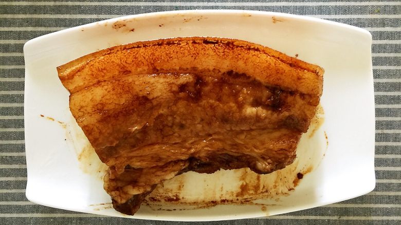 梅菜扣肉,晾凉的五花肉每一面抹上<a style='color:red;display:inline-block;' href='/shicai/ 762'>老抽</a>,用红酱油效果更好。红酱油可以用红糖水加上酱油调好抹在五花肉上。