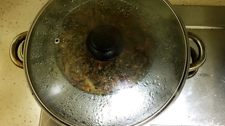 梅菜扣肉,放入蒸锅中大火烧开转中火蒸2个小时即可。如果用高压锅的话,30分钟就可以了。