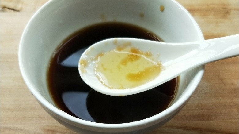 花雕酒焗藤椒手撕鸡,半勺<a style='color:red;display:inline-block;' href='/shicai/ 851'>橄榄油</a>,混合均匀备用。