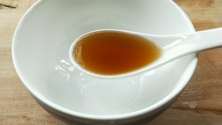 花雕酒焗藤椒手撕鸡,解冻同时准备腌汁,一勺<a style='color:red;display:inline-block;' href='/shicai/ 718'>料酒</a>。