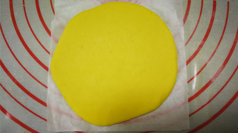 向日葵豆沙包,取一个面团擀成圆饼,直径大约12cm。