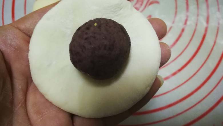 向日葵豆沙包,包入一个豆沙球,收口。