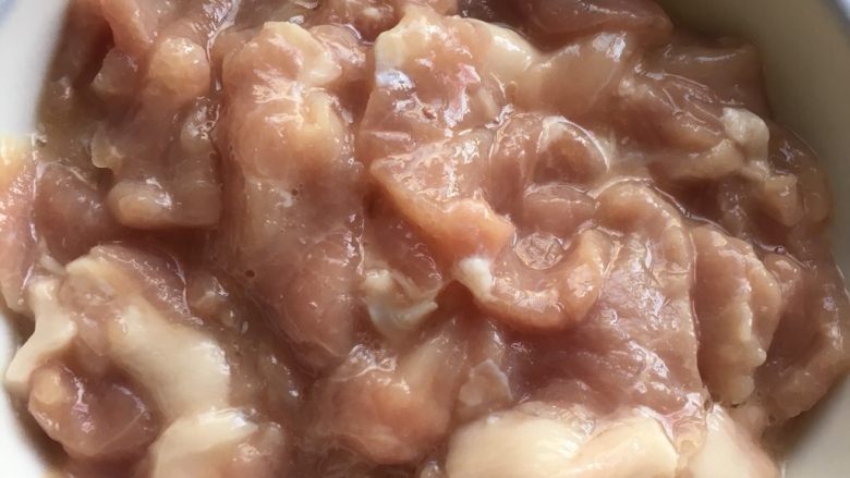 无辣～水煮肉片,把腌制<a style='color:red;display:inline-block;' href='/shicai/ 5301'>肉片</a>的佐料都放进去，抓匀，放冰箱冷藏15分钟左右