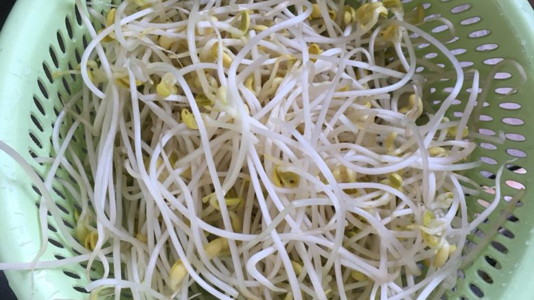 无辣～水煮肉片,<a style='color:red;display:inline-block;' href='/shicai/ 120'>豆芽</a>浸泡、洗净