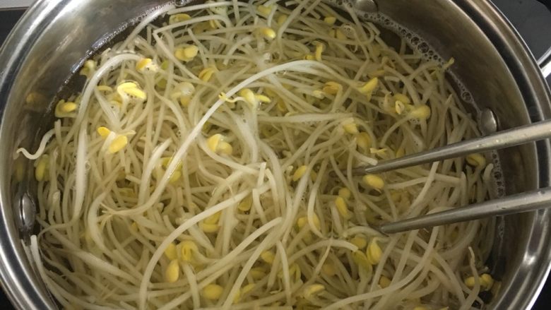 无辣～水煮肉片,水烧开，下豆芽烫2-3分钟，不盖锅盖，用筷子搅拌，使它快速均匀的烫熟