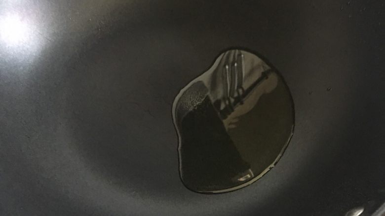 无辣～水煮肉片,锅里放油烧热