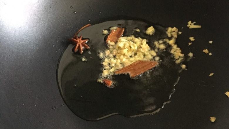 无辣～水煮肉片,<a style='color:red;display:inline-block;' href='/shicai/ 2800'>生姜</a>、<a style='color:red;display:inline-block;' href='/shicai/ 710'>桂皮</a>、<a style='color:red;display:inline-block;' href='/shicai/ 695'>八角</a>下油锅炒香