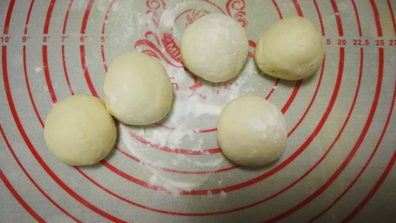 向日葵豆沙包,白色面团分成35g一个揉圆摁扁。豆沙提前分成每个15g左右揉成小圆球,